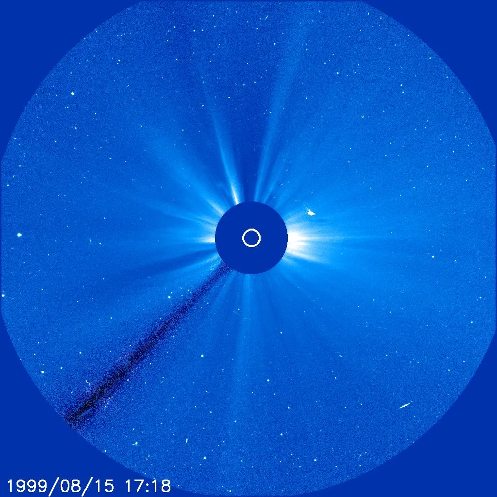 C3 field dated 15 August 1999 at 17:18 with a small bright fan-shaped mark above-right of the central disk.